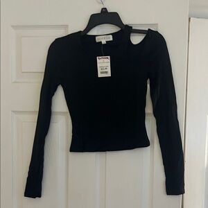 Olive & Oak Black Long Sleeve Top with Cut-Out